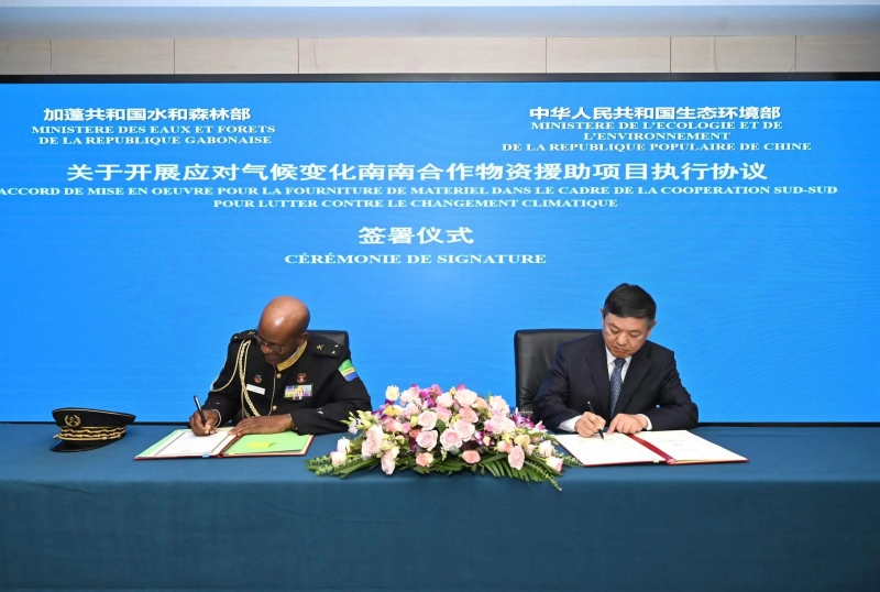 生態環境部部長黃潤秋會見加蓬水和森林部部長